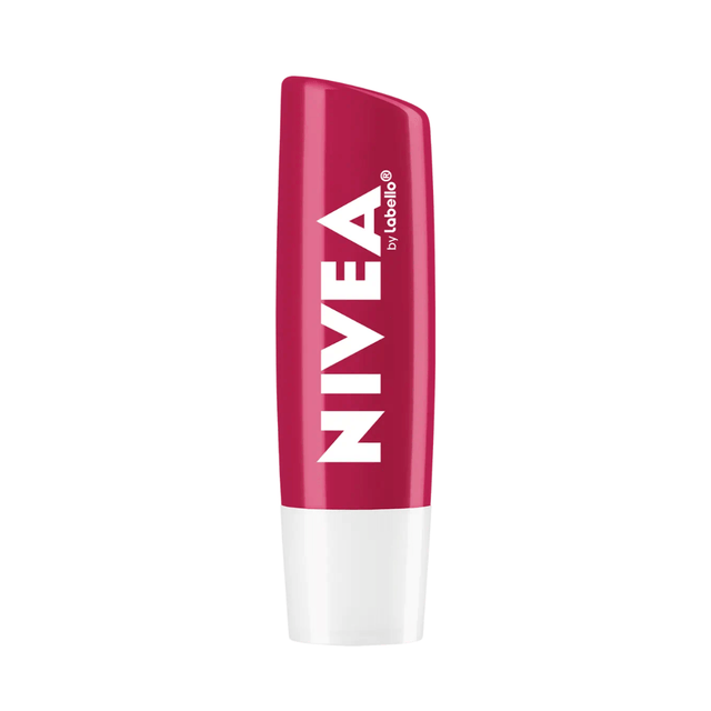 Protector labial humectante Cherry Shine de Nivea, con un toque de color y aroma a cereza, para labios suaves e hidratados.