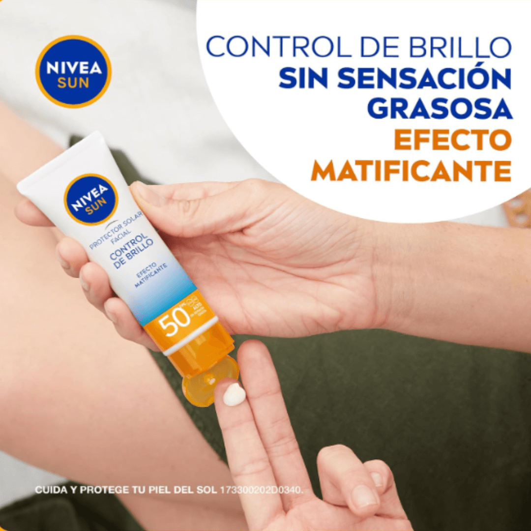 Protector solar facial Nivea SPF50, fórmula ligera que protege contra rayos UV y reduce el exceso de grasa.