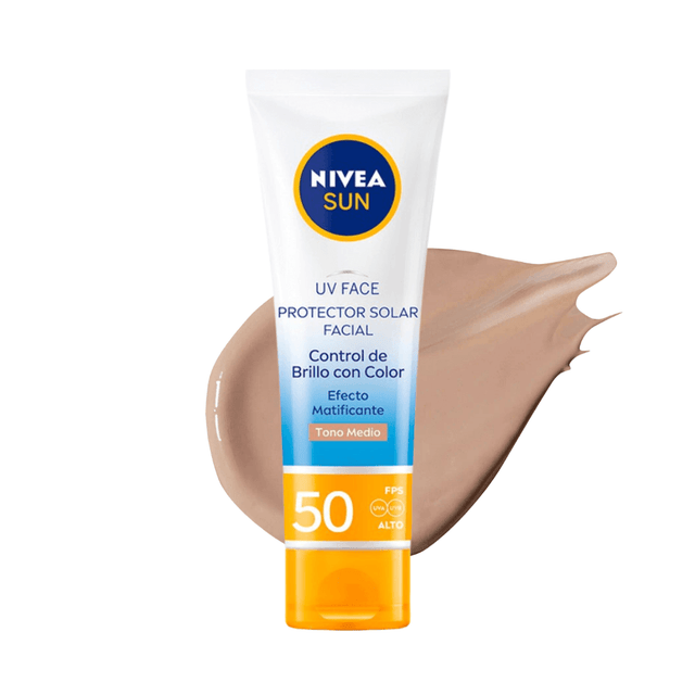 Nivea Protector Solar Control Brillo SPF50 Tono Medio protege contra rayos UVA y UVB con cobertura alta. 