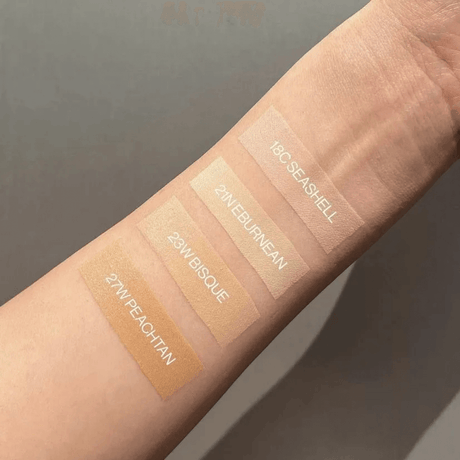 Satin Wear Healthy-Green Cushion con cobertura media y acabado natural.