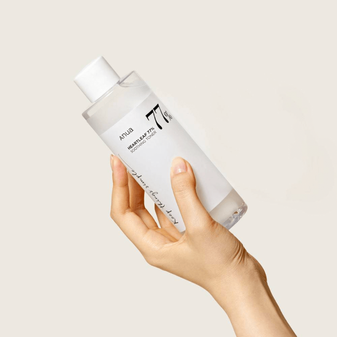 Tónico facial Heartleaf 77 de Anua, diseñado para hidratar y calmar la piel sensible con propiedades antiinflamatorias.