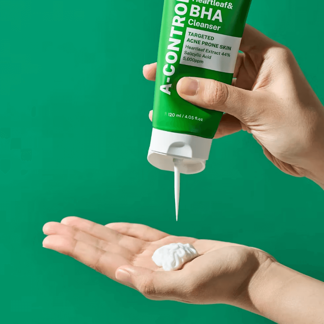 Limpiador A-Control Heartleaf de Nineless que deja el rostro revitalizado y protege del daño externo. 