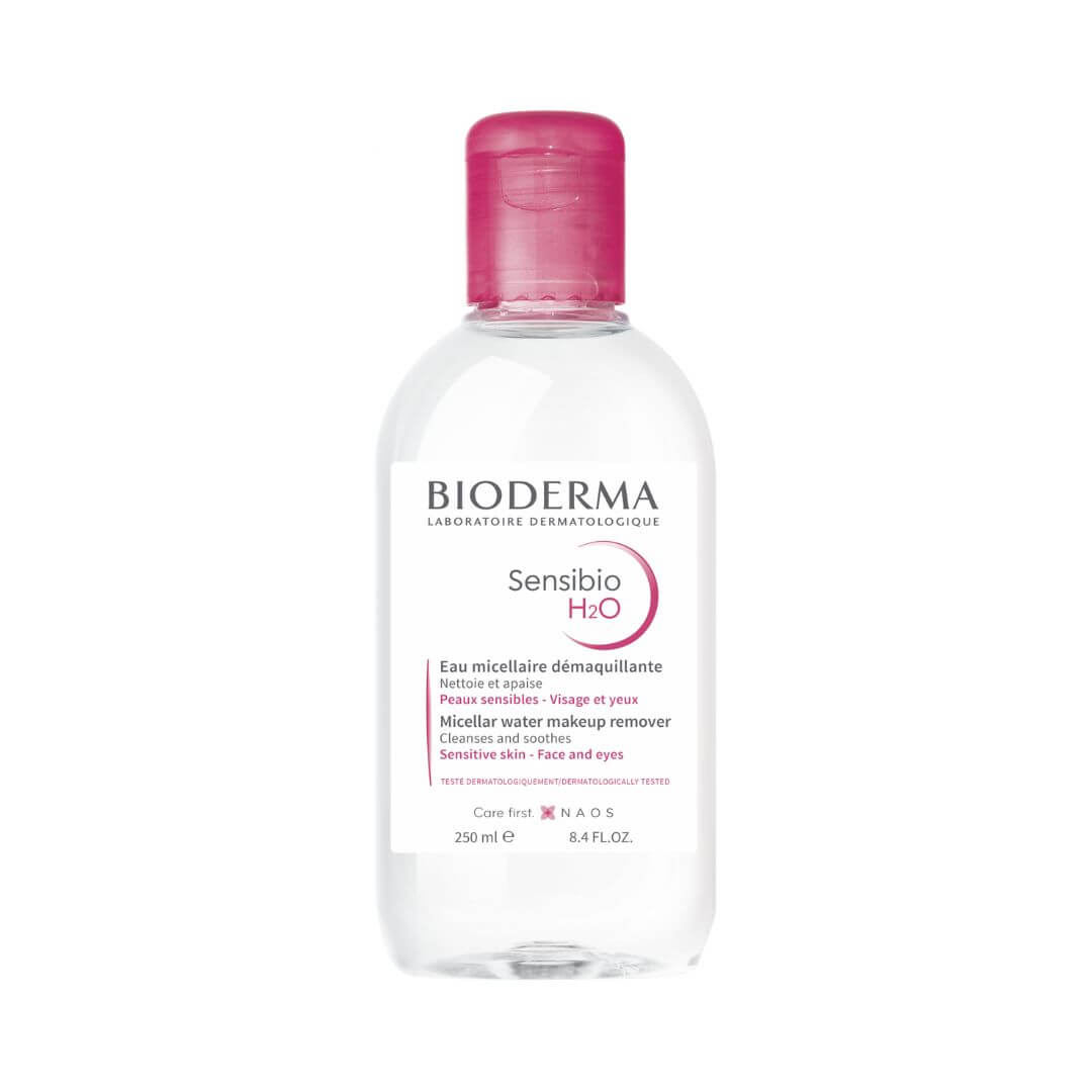 Agua micelar Sensibio H2O Bioderma limpia y desmaquilla suavemente la piel sensible.