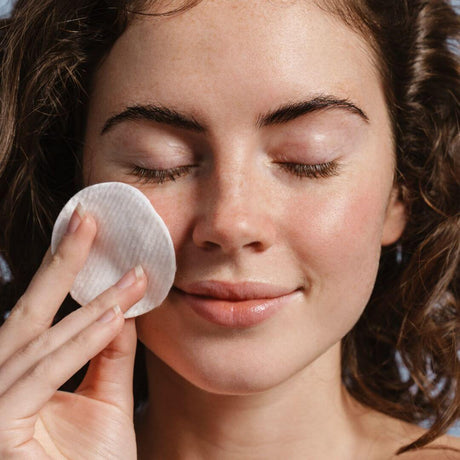 Agua micelar Sensibio H2O Bioderma elimina impurezas sin irritar la piel.