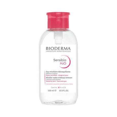 Agua micelar Sensibio H2O Bioderma limpia y calma la piel sensible del rostro.