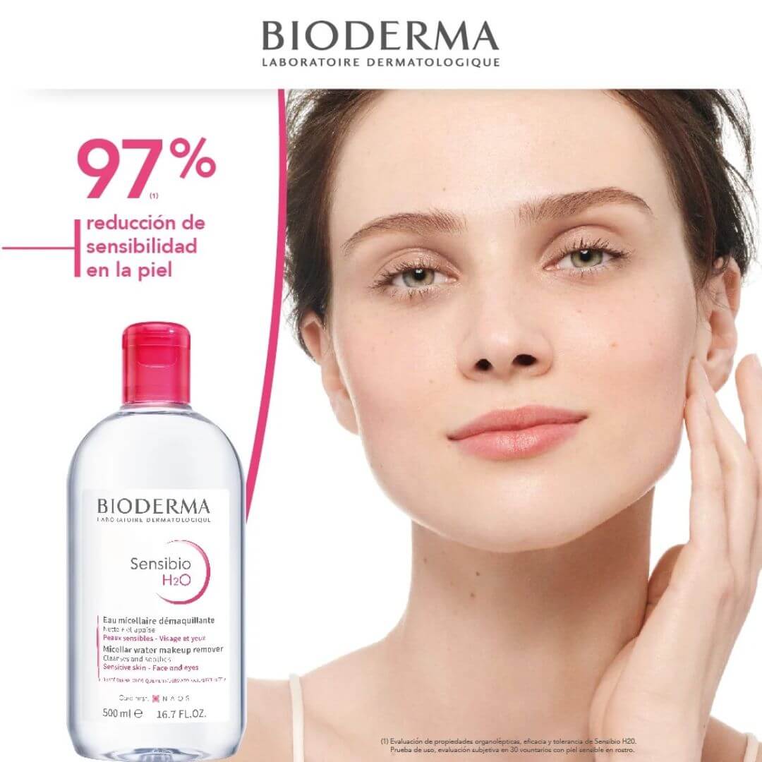 Agua micelar Sensibio H2O Bioderma equilibra y refresca la piel tras la limpieza.