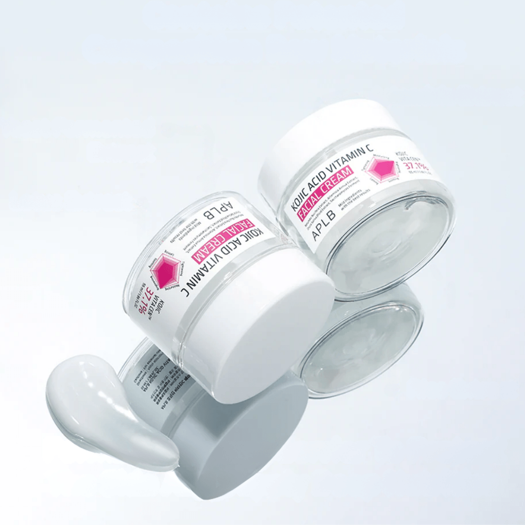 Hidratante facial formulada con vitamina C antioxidante y ácido kójico para una piel más luminosa y uniforme.