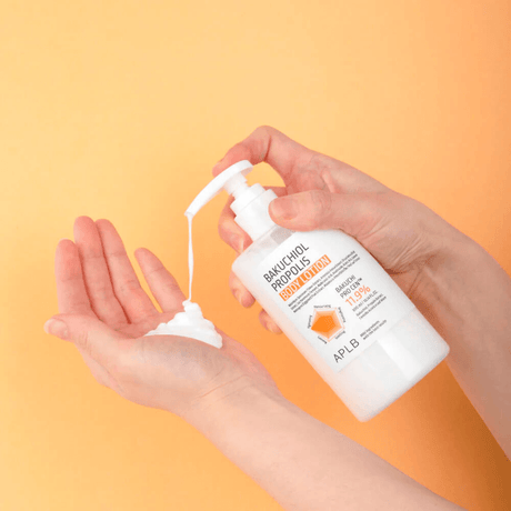 Body lotion con bakuchiol, alternativa suave al retinol, que contribuye a mejorar la firmeza y textura de la piel corporal.