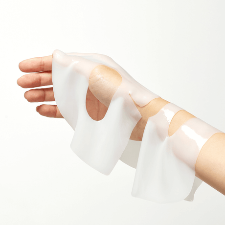 Mixsoon Bean Hydrogel Mask Pack se ajusta a los contornos faciales, proporcionando un tratamiento profundo reafirmante.