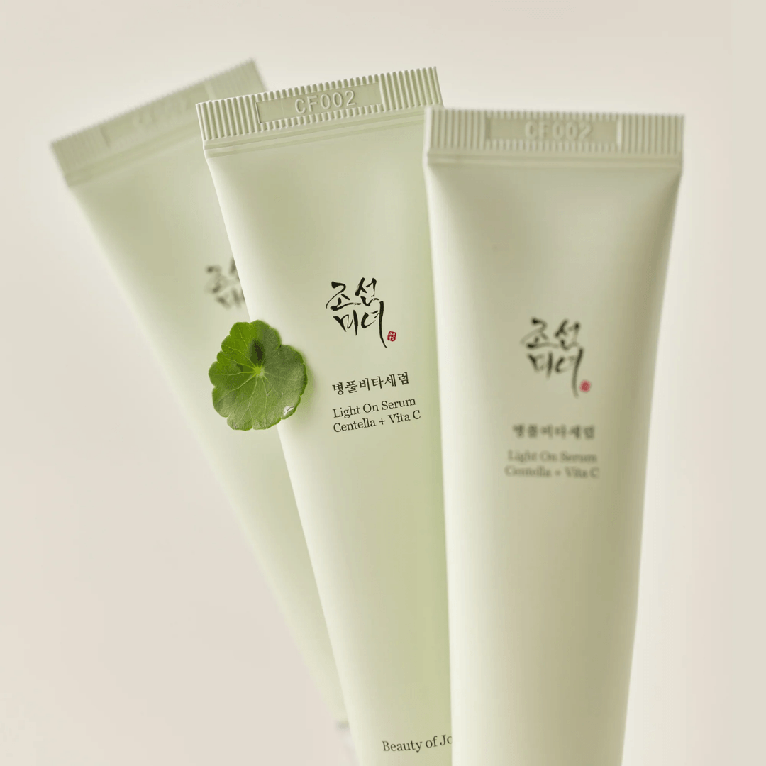 Serum facial con ingredientes calmantes y antioxidantes para una piel más radiante.