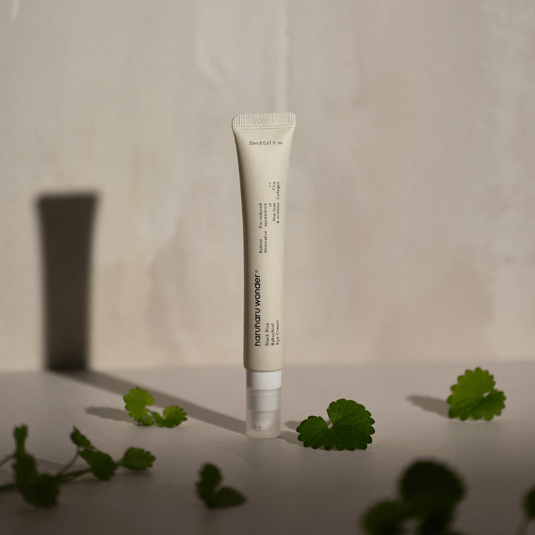 Black Rice Bakuchiol Eye Cream que reduce visiblemente ojeras y líneas finas desde las primeras semanas.