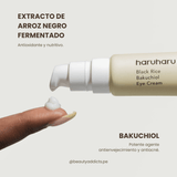Black Rice Bakuchiol Eye Cream de Haruharu Wonder con antioxidantes que revitalizan la mirada.
