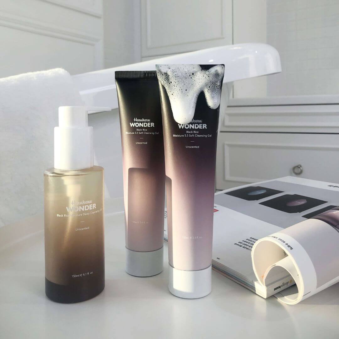 Black Rice Moisture Double Cleansing Haruharu Wonder limpia en profundidad sin resecar la piel.