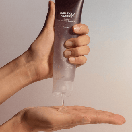 Black Rice Triple AHA Gentle Cleansing Gel Haruharu Wonder exfolia con ácidos AHA y arroz negro.