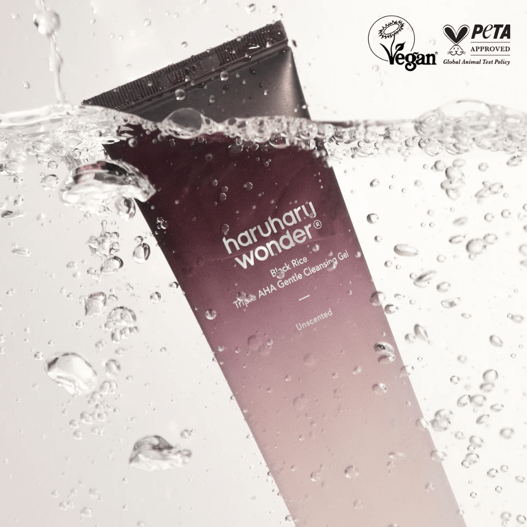 Black Rice Triple AHA Gentle Cleansing Gel Haruharu Wonder mejora la textura y luminosidad facial.