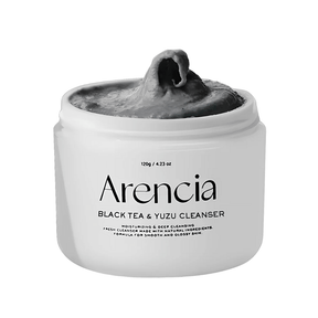 Arencia Black Tea Yuzu Rice Mochi Cleanser que limpia, exfolia y desmaquilla en un solo paso.