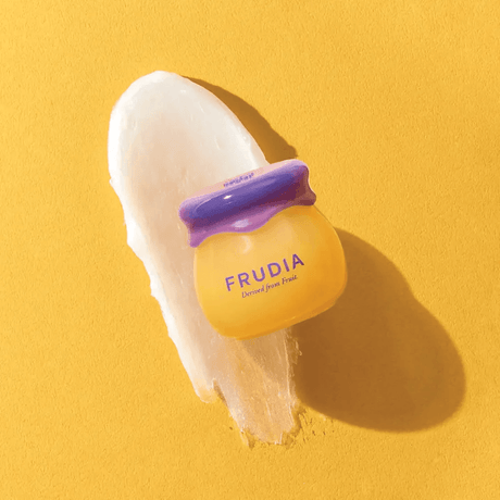 Blueberry Hydrating Honey Lip Balm de Frudia aporta brillo y suavidad natural.
