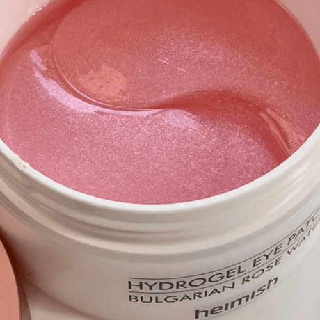 Tratamiento para el contorno de ojos con agua de rosa que aporta luminosidad y ayuda a descongestionar la zona ocular.