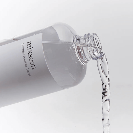 Mixsoon Centella Asiática Toner, enriquecido con ingredientes calmantes que unifican y aclaran el tono. 