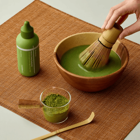 Exfoliante suave con matcha ideal para piel sensible que busca mejorar textura y claridad.