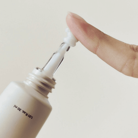 Contorno de ojos Abib de suave aplicación con colágeno vegetal en textura cremosa.