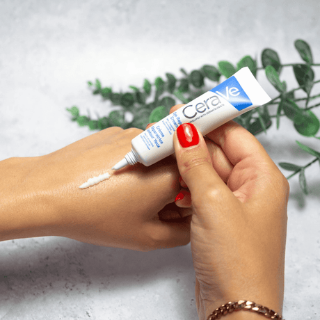 Contorno para ojos de Cerave con niacinamida que calma e ilumina la piel.