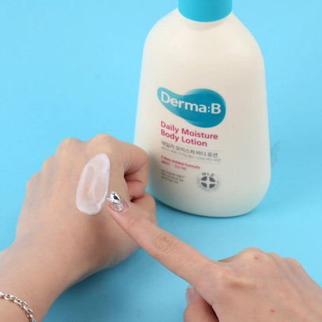 Derma:B Daily Moisture Body Lotion contiene manteca de karité y ceramidas para nutrir la piel seca. 