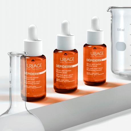 Depiderm Serum Booster de Uriage brinda un cuidado antimanchas con 94 % ingredientes naturales.