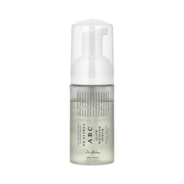 Sérum facial Dr. Althea ABC Glow Whipped Serum con textura batida que hidrata intensamente, ilumina la piel y ayuda a mejorar el tono para un acabado radiante.