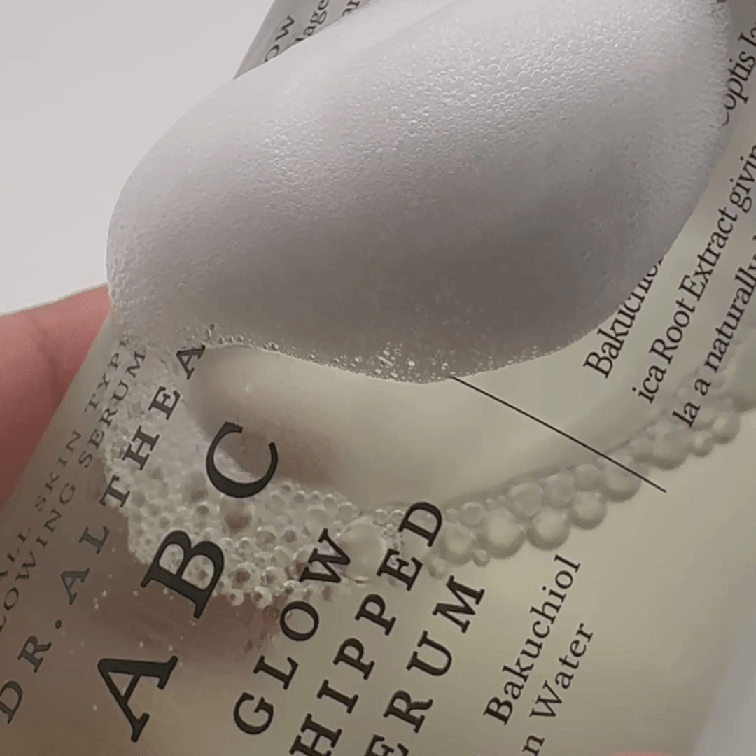 ABC Glow Whipped Serum formulado con ingredientes antioxidantes e hidratantes que ayudan a revitalizar la piel opaca y potenciar su luminosidad natural.