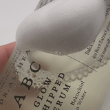 ABC Glow Whipped Serum formulado con ingredientes antioxidantes e hidratantes que ayudan a revitalizar la piel opaca y potenciar su luminosidad natural.
