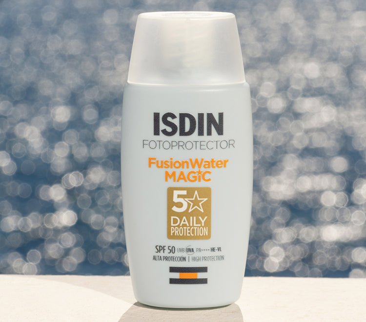 ISDIN Fusion Water Magic SPF 50 protege del sol con acabado ultraligero.