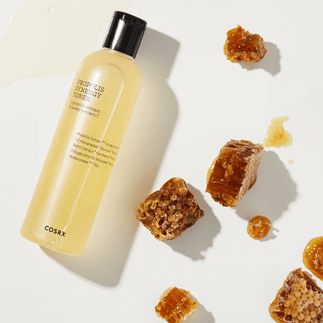 Tónico de COSRX ligero y nutritivo con propóleo que calma la piel y realza su luminosidad desde el primer uso.
