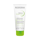 Sébium Gel Gommant Bioderma exfolia suavemente y elimina células muertas de la piel.