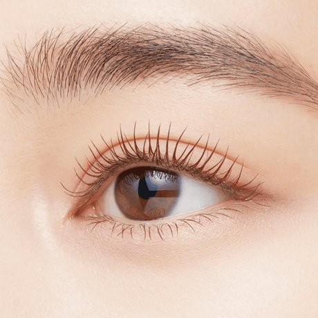 Heroine Make Long & Curl Mascara Advanced Film para alargar, definir y mantener la curvatura de las pestañas durante horas.