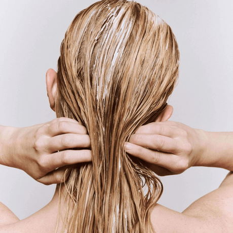 Tratamiento ViCREA &honey con ácido hialurónico y miel para dejar el cabello suave y esponjoso.