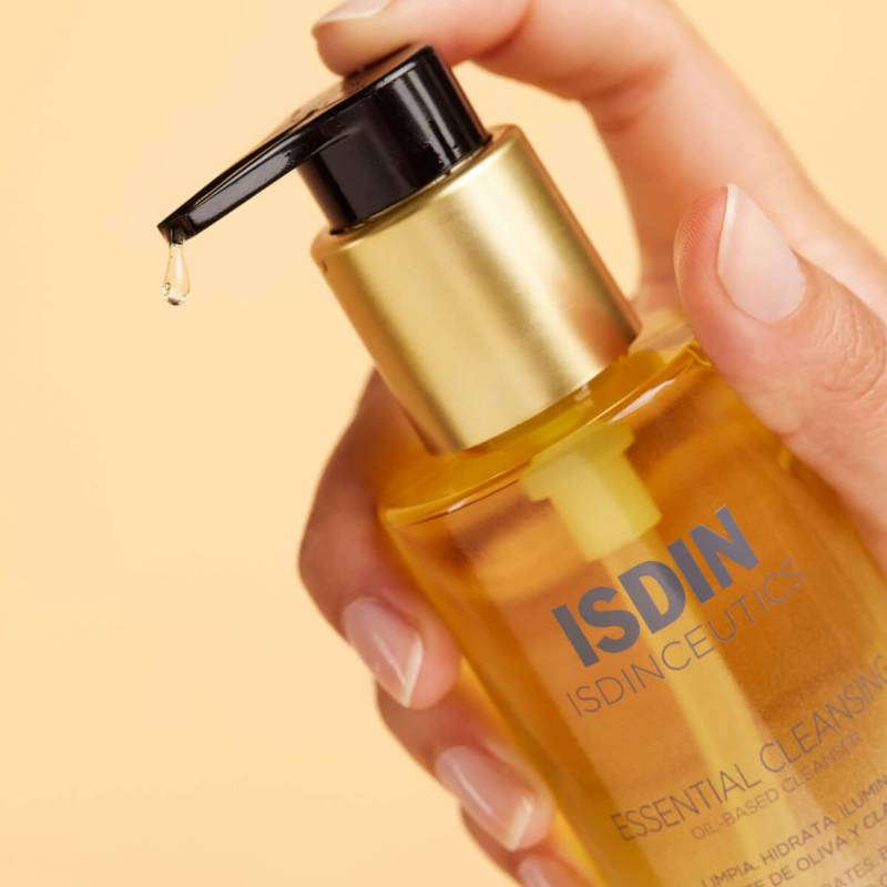 ISDINCEUTICS Essential Cleansing ISDIN elimina maquillaje y suciedad al instante.