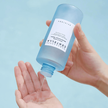 Madagascar Centella Hyalu-Cica Brightening Toner calma e hidrata la piel con centella asiática y ácido hialurónico.