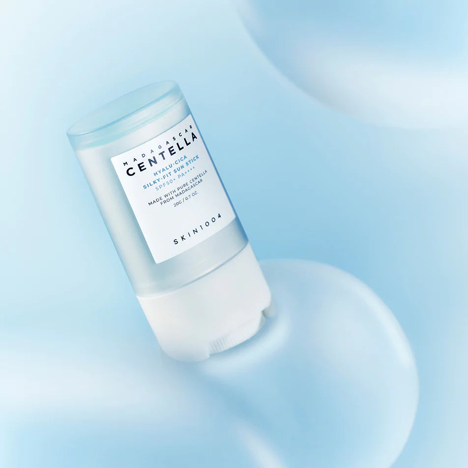 Madagascar Centella Silky Fit Sun Stick SKIN1004, textura ligera que protege y mejora elasticidad cutánea.