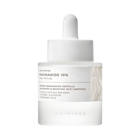 Niacinamide 10% Boosting Shot con centella de madagascar y pantenol para piel apagada, con manchas o poros visibles.