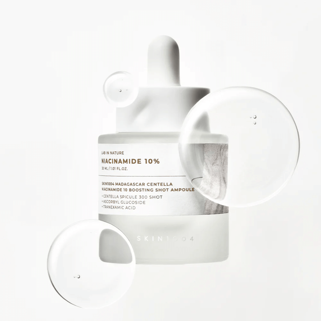 La ampolla Niacinamide 10% Boosting Shot de Skin 1004 ilumina, unifica el tono y reduce manchas.