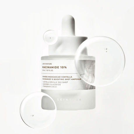 La ampolla Niacinamide 10% Boosting Shot de Skin 1004 ilumina, unifica el tono y reduce manchas.