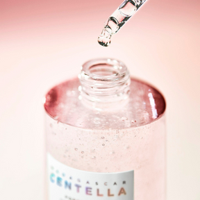 Ampoule SKIN1004 con 9 péptidos que mejoran la firmeza y minimizan poros.