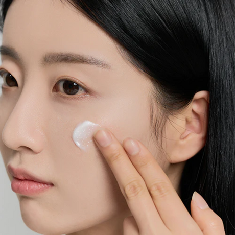 Madagascar Centella Brightening Capsule Cream SKIN1004, mejora manchas y aporta brillo natural.