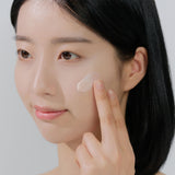 Sunscreen Tone Brightening Tone-Up SKIN1004, aclara sutilmente y calma la piel.