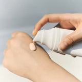 SKIN1004 Tone-Up Brightening Sunscreen, suaviza imperfecciones con acabado uniforme sin residuo blanco.