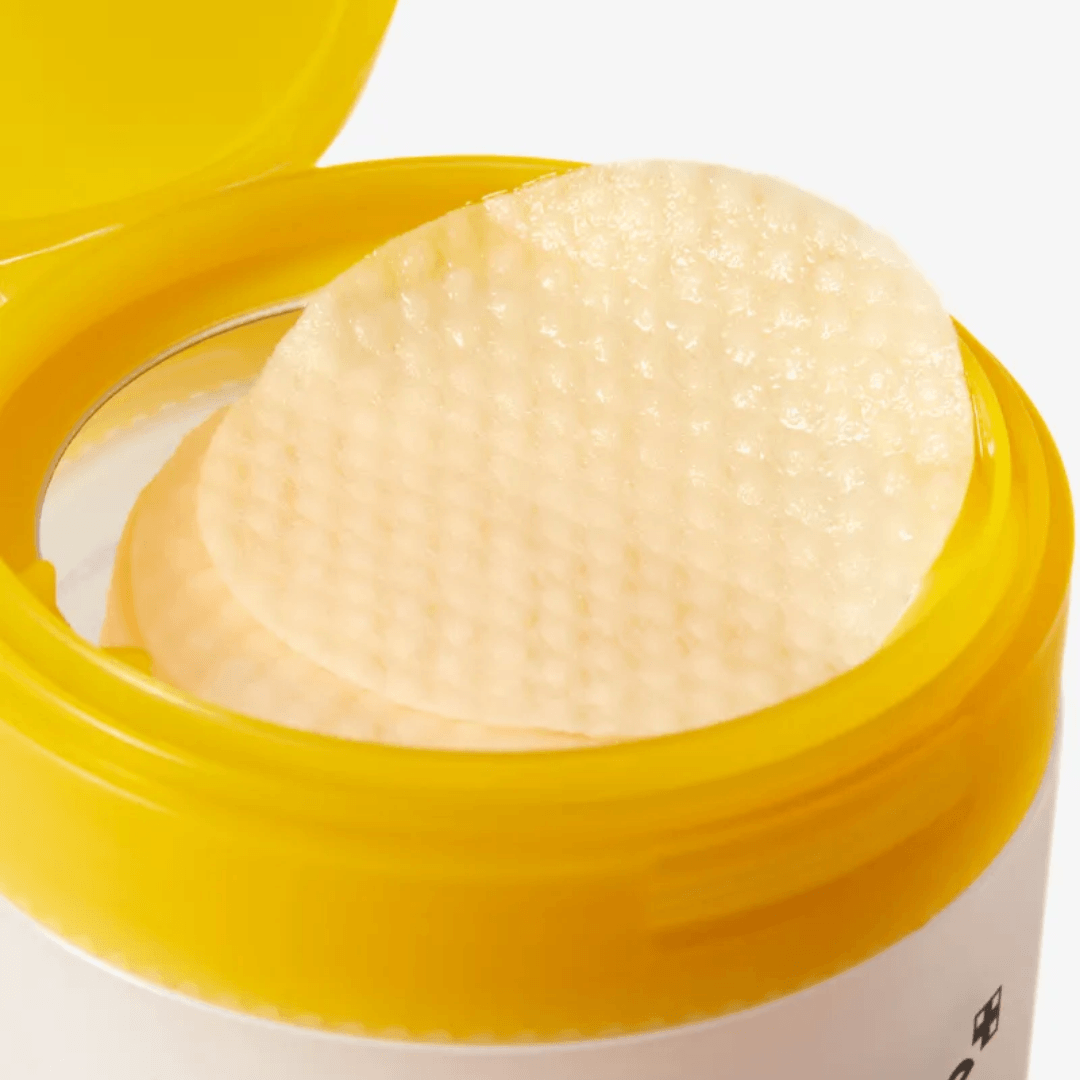 Pads exfoliantes e iluminadores que ayudan a refinar la textura de la piel y preparar el rostro para absorber mejor los siguientes tratamientos.