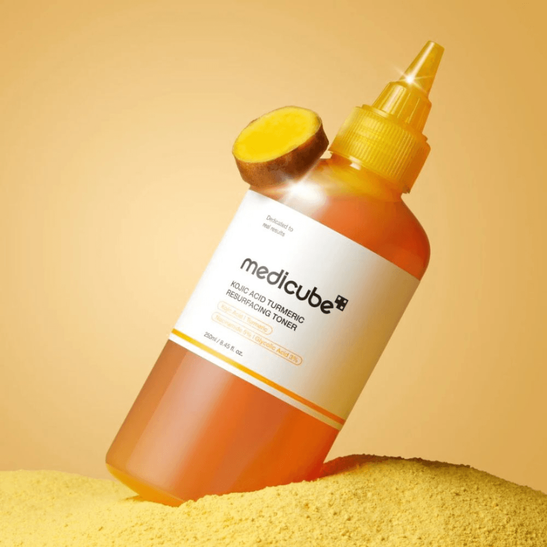 Resurfacing Toner formulado con ácido kójico y cúrcuma para exfoliar suavemente, aportar luminosidad y favorecer una piel más uniforme.