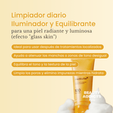 Limpiador con ácido kójico y cúrcuma que ayuda a reducir la apariencia de manchas y preparar la piel para el resto de la rutina.