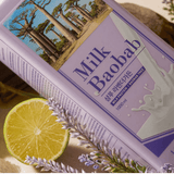 Champú hidratante Milk Baobab con fragancia a talco, ideal para uso diario y para mantener el cabello suave, manejable y con aroma prolongado.